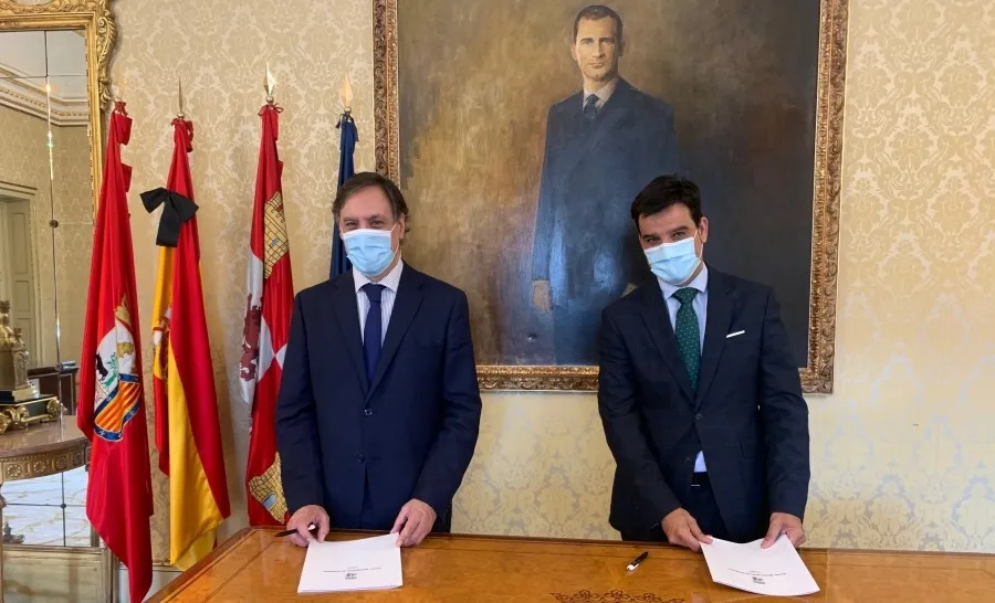 El acuerdo ha sido rubricado por el alcalde de Salamanca, Carlos García Carbayo, y el director territorial de Unicaja Banco, Manuel Rubio