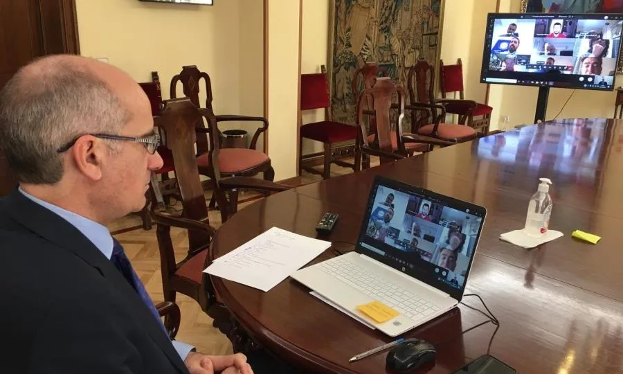 Reunión telemática del presidente de la Diputación, Javier Iglesias, con representantes de CES