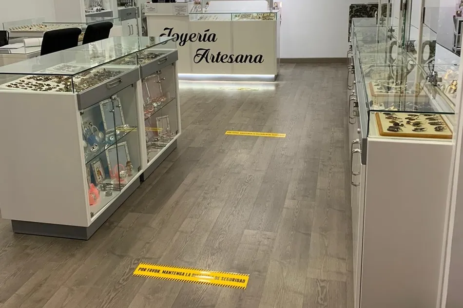 Señalización para mantener las distancias en el interior de la joyería de Queralt Ruiz, en la calle San Justo