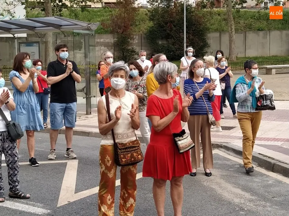Aplausos en defensa de la sanidad pública en el centro de salud de La Alamedilla, en Salamanca