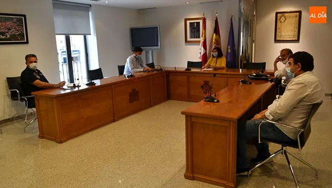 El Ayuntamiento y representantes de los puestos del mercado se reunían este lunes en el Salón de Plenos