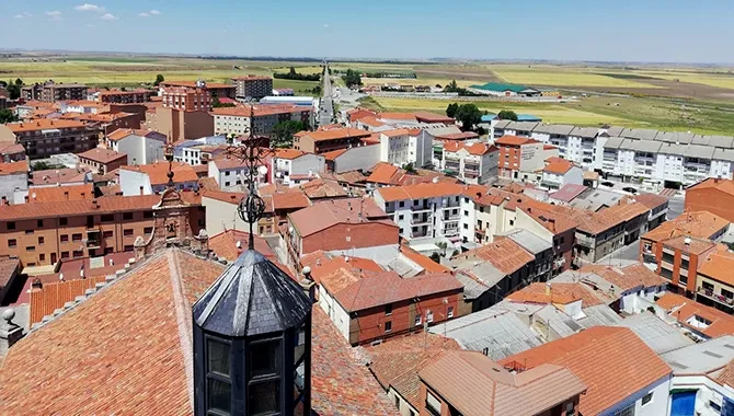 Imágenes de la colocación de la veleta en la iglesia parroquial