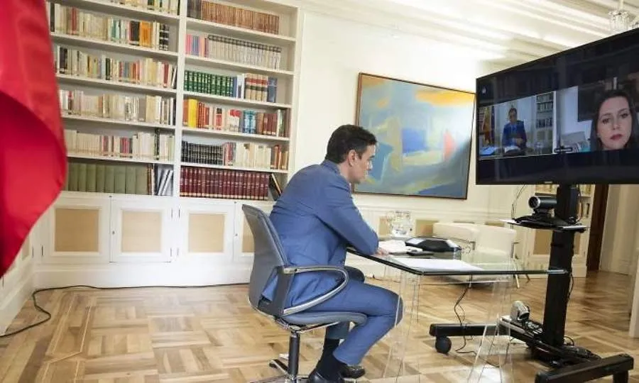 Videoconferencia del presidente del Gobierno, Pedro Sánchez, con la líder de Cs, Inés Arrimadas. Foto Moncloa