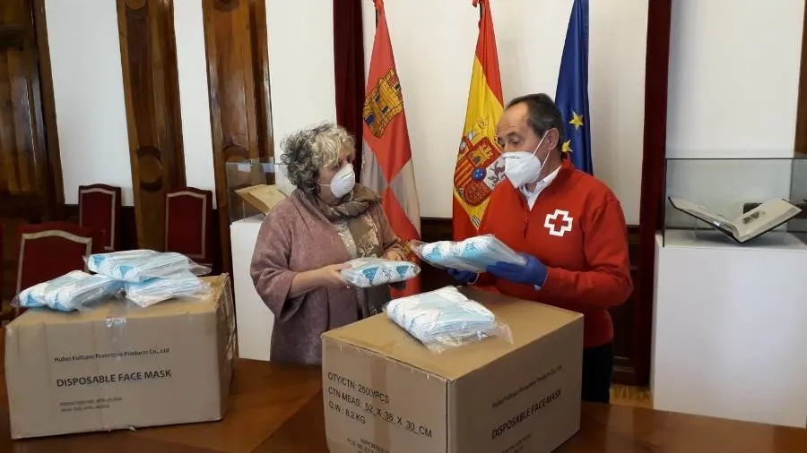 La subdelegada del Gobierno, Encarnación Pérez, entrega parte del material al presidente provincial de Cruz Roja, Jesús Juanes