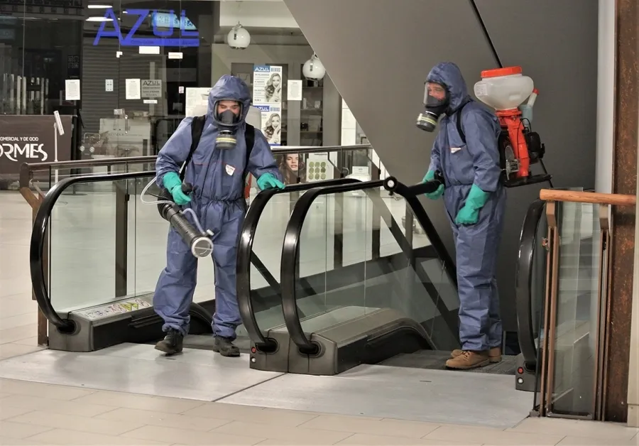 Operarios que han participado en estas tareas de desinfección