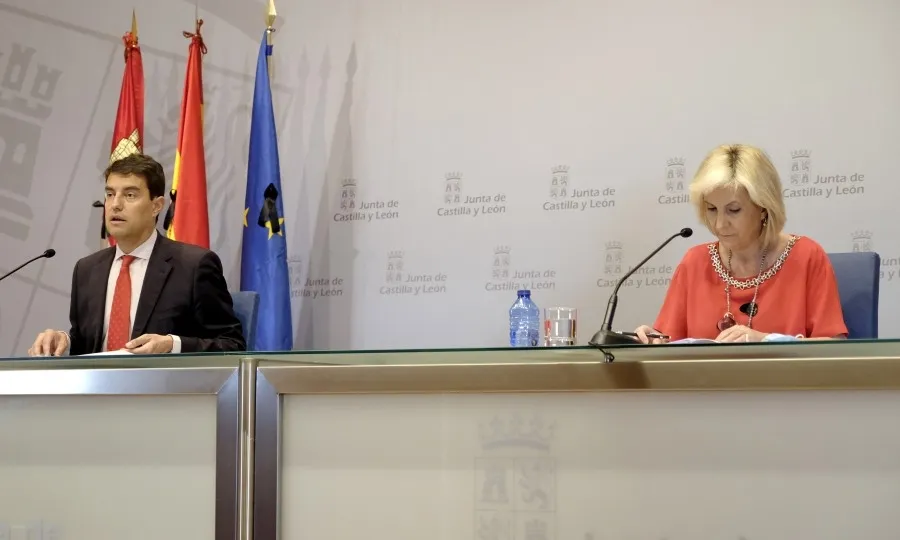 La consejera de Sanidad de Castilla y León, Verónica Casado, junto al consejero de la Presidencia, Ángel Ibáñez