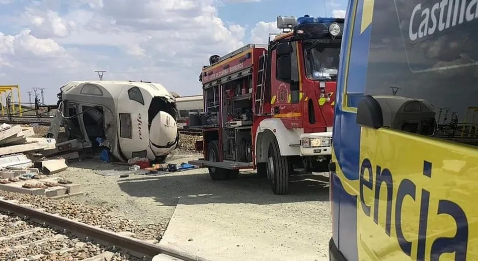 Estado de la cabeza del tren tras la colisión - Fotos: Zamora News