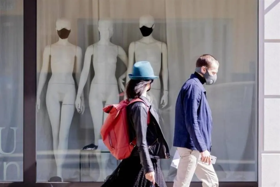 Una pareja con mascarillas durante un paseo