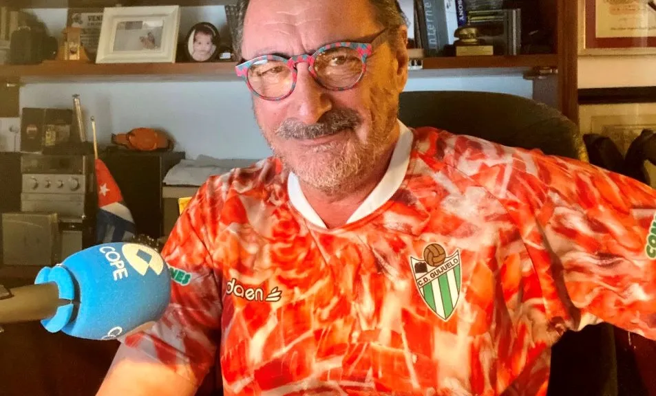Carlos Herrera, periodista de Cope, con la camiseta del CD Guijuelo