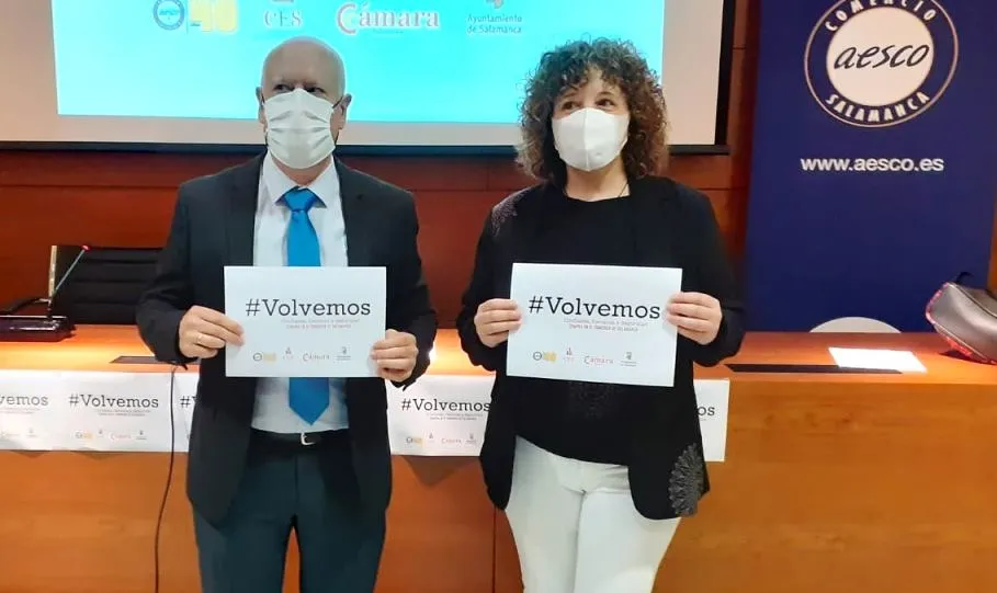 La vicepresidenta de AESCO, Yolanda García, junto al concejal de Promoción Económica, Comercio y Mercados, Juan José Sánchez