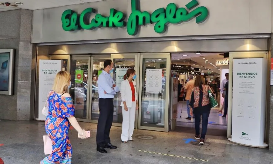Varias personas entran en un Corte Inglés de Valencia respetando la distancia de seguridad en el primer día de la Fase 2 de desescalada. Foto de Enrique Palomares - EP
