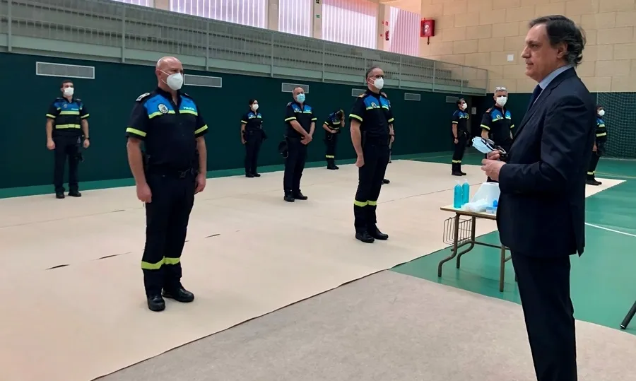 Visita del alcalde de Salamanca, Carlos García Carbayo, a las instalaciones de la Policía Local