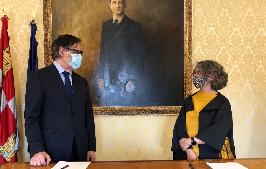 El alcalde de Salamanca, Carlos García Carbayo, y la directora general de Caja Rural de Salamanca, Isabel Martín Arija