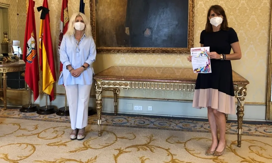 La concejala de Participación Social y Voluntariado, Almudena Parres, a la derecha, junto a  la presidenta de la AECC de Salamanca, Inmaculada Rodríguez