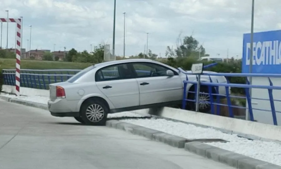 Estado del coche siniestrado, tras el impacto contra la valla