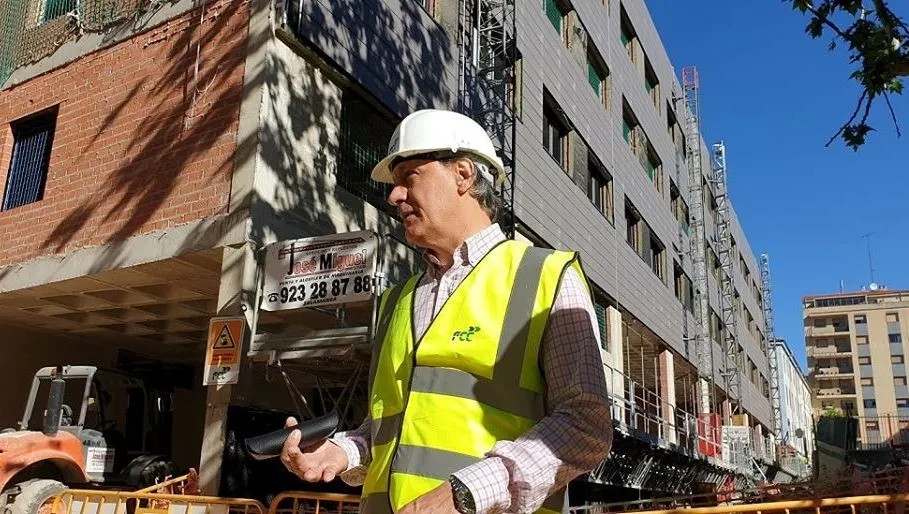 Carlos García Carbayo, alcalde de Salamanca, en una de sus visitas a obras de la ciudad