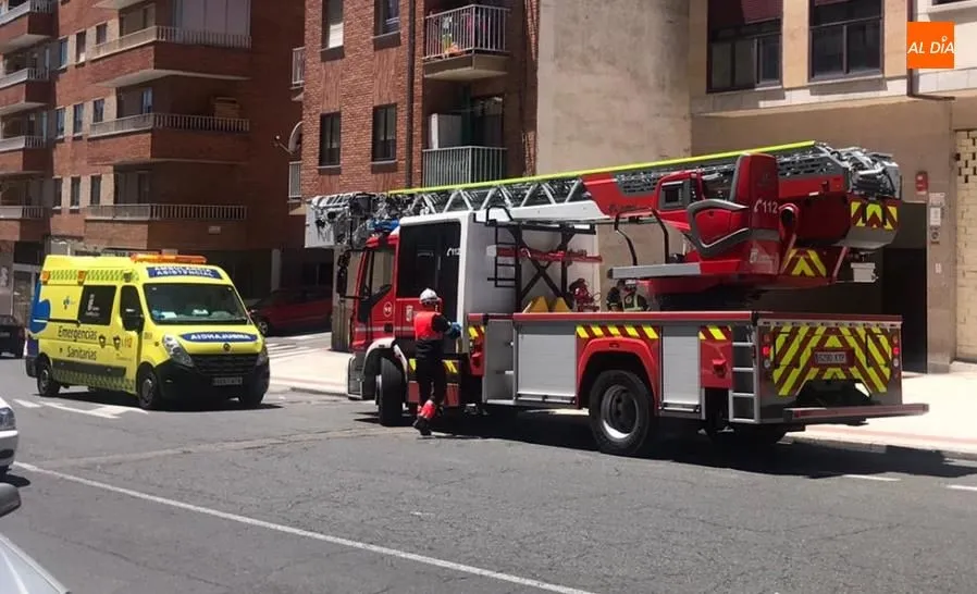 Ambulancia y dotación de los Bomberos que acudieron a la carretera de Ledesma