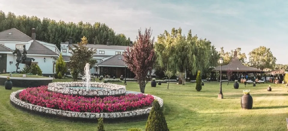 Las instalaciones cuentan con una amplia zona ajardinada exenta de aglomeraciones