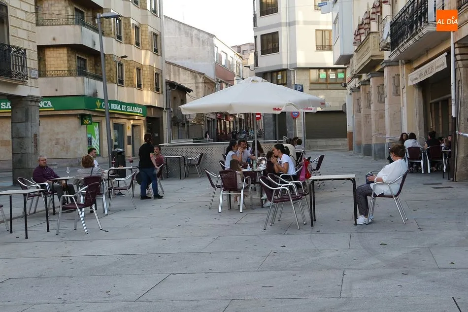 Los clientes ya pueden acceder al interior de los bares y restaurantes. Terraza en Guijuelo - Archivo