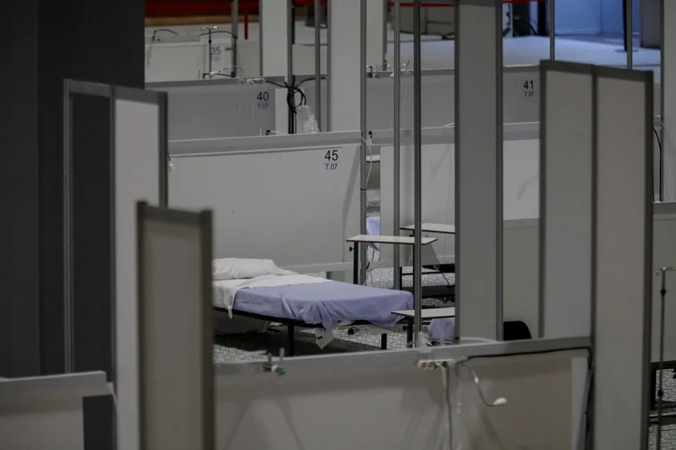 Una cama vacía del Pabellón 7 del hospital de campaña de IFEMA por la crisis sanitaria del coronavirus. Foto: EP