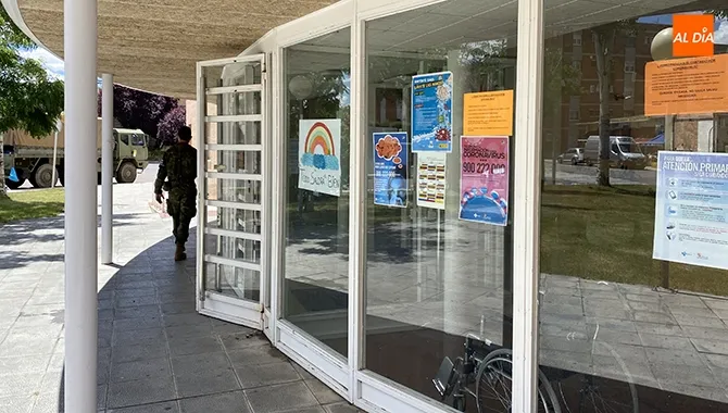 Efectivos del Ejercito desinfectaban este lunes el Centro de Salud de Peñaranda