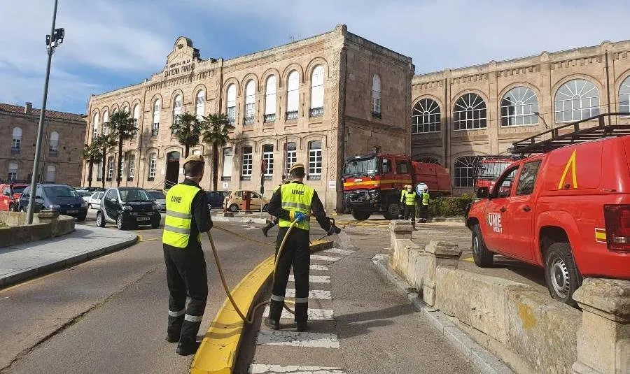 Foto de archivo de las tareas de desinfección realizadas por militares en Salamanca