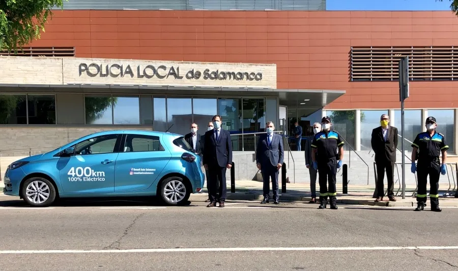 Presentación del vehículo con el alcalde, Carlos García Carbayo, junto al director de Renault Salamanca, Javier Mateos, y el responsable de Residencial y Pequeños Negocios de Iberdrola en la ciudad, José Miguel Hernández