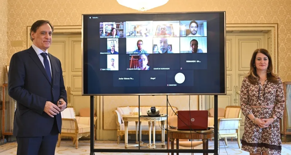 El alcalde de Salamanca, Carlos García Carbayo, y la concejala de Educación, Cultura y Festejos, María Victoria Bermejo, tras la videoconferencia con el sector taurino