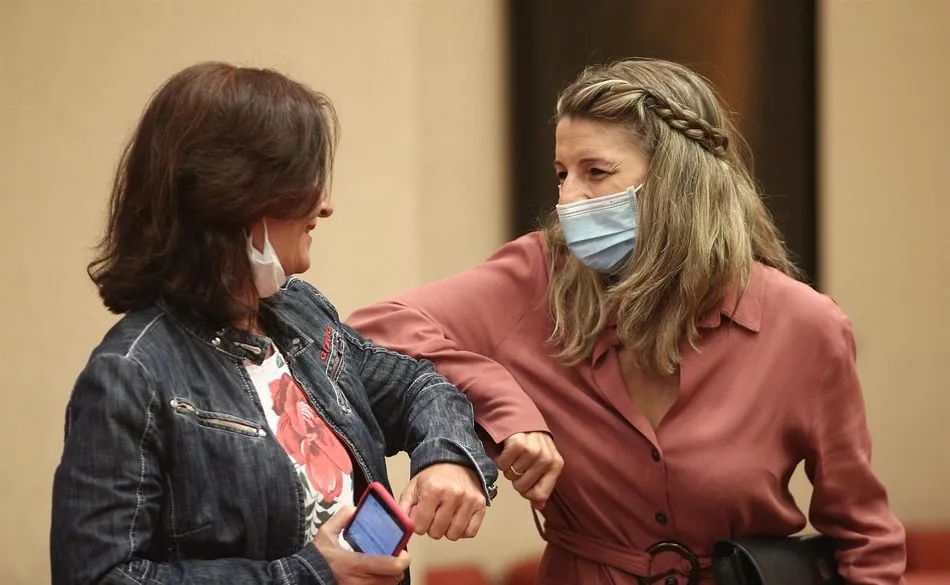 La ministra de Trabajo y Economía Social, Yolanda Díaz, saluda con el codo a la número dos del PSOE y portavoz en el Congreso, Adriana Lastra - Eduardo Parra - Europa Press