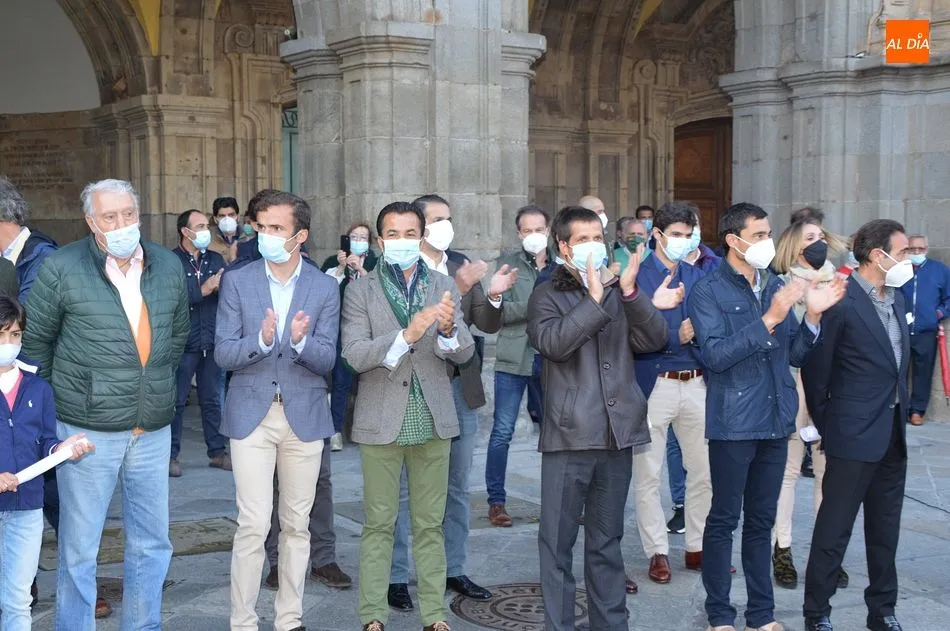 Numeroso público llenó la Plaza Mayor de Salamanca en defensa de la Tauromaquia - Fotos: Miguel Hernández/Ángel Merino