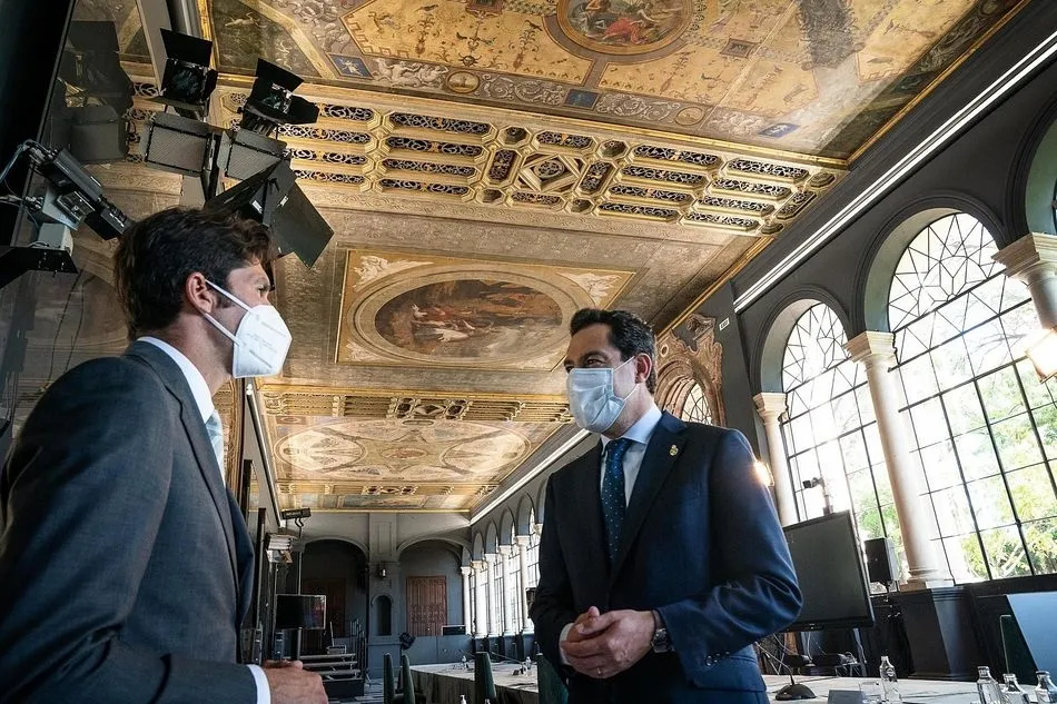 El presidente de la Junta de Andalucía, Juanma Moreno, reunido en el Palacio de San Telmo con representantes de la Fundación Toro de Lidia en una imagen de archivo - JUNTA DE ANDALUCÍA