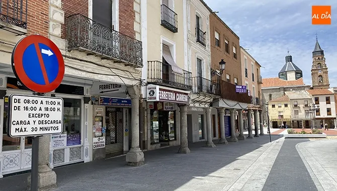 El conjunto de las plazas cuenta con nueva señalización para carga y descarga