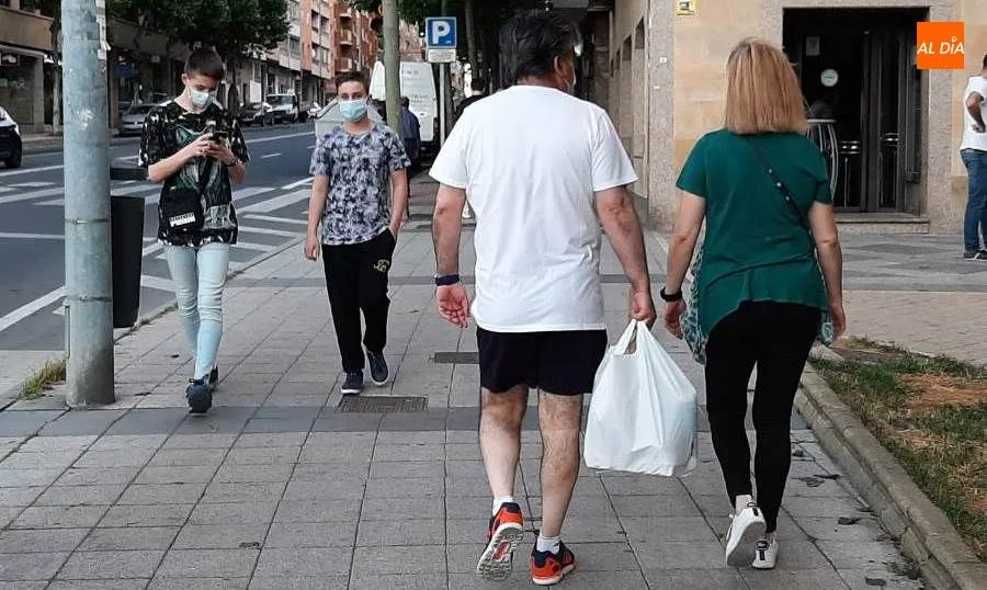 Jóvenes con mascarilla en la avenida de Comuneros. Foto de archivo