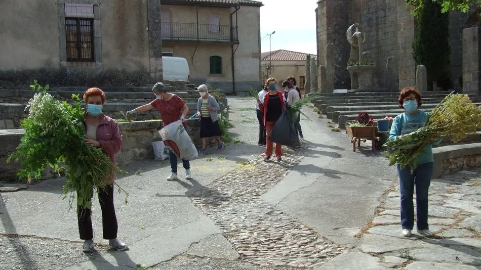 El programa de actividades comenzaba con el engalanado de las calles más céntricas