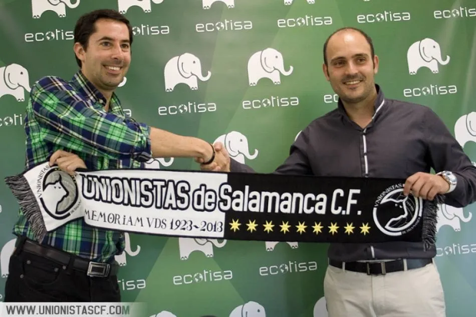 El presidente de Unionistas en 2016, Javier Tejedor, a la izquierda, junto a Jorge García, CEO del Grupo Ecotisa, en la presentación del acuerdo firmado en mayo de 2016. Foto de archivo