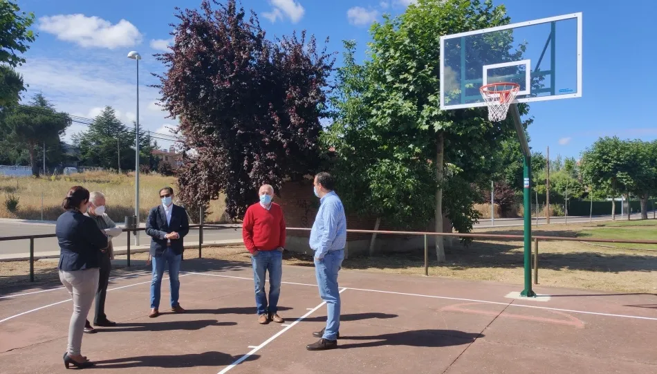 El alcalde de Santa Marta, David Mingo, en su visita a la nueva cancha de Valdelagua