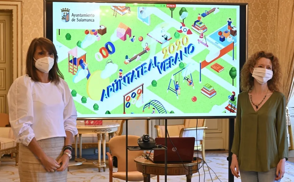 La concejala de Familia e Igualdad de Oportunidades, Ana Suárez, a la derecha, y la concejala de Participación Social y Voluntariado, Almudena Parres, en la presentación de la campaña Apúntate al Verano