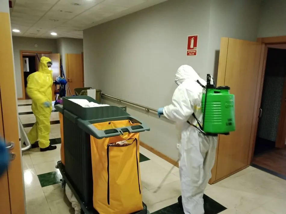 Labores de desinfección en residencias de mayores