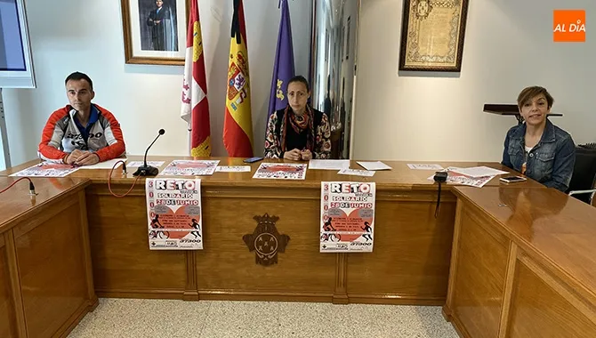 La concejal de deportes, Pilar García, junto a Lucía García y Roberto Pérez, del Club Triatlón 37300, presentaban el Reto solidario