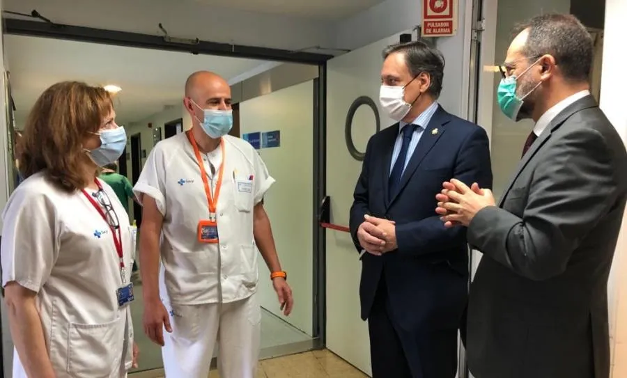 Visita al Clínico del alcalde de Salamanca, Carlos García Carbayo, acompañado por el gerente, Luis Ángel González