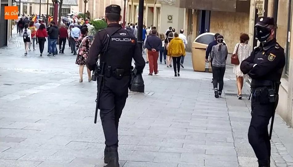 Agentes de la Policía Nacional en la calle Toro, en una actuación anterior. Foto de archivo