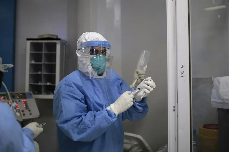 Un sanitario trabaja en plena pandemia del coronavirus- Hani Al-Ansi/dpa