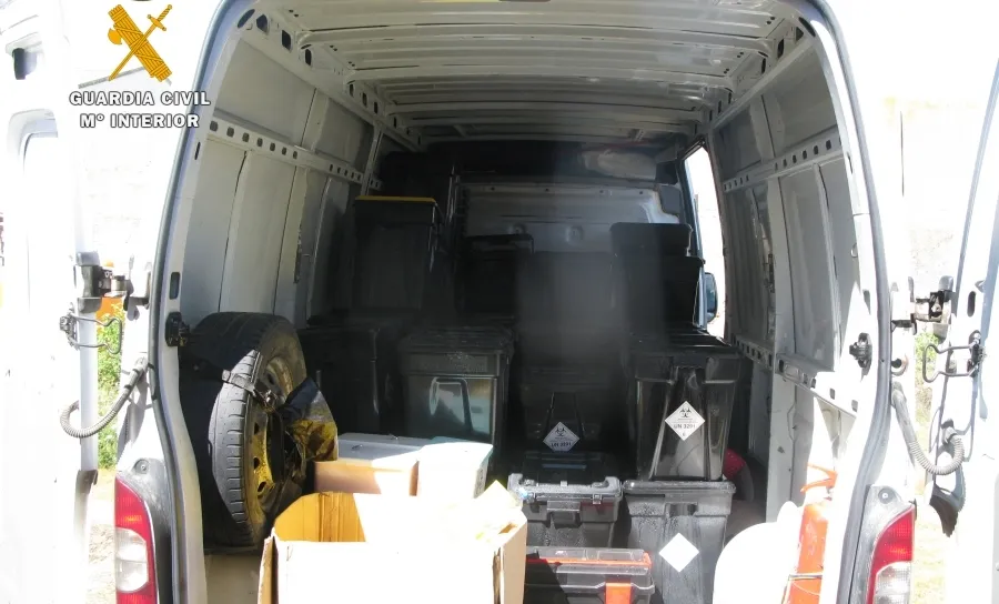 Furgoneta de la empresa investigada por la Guardia Civil en Salamanca