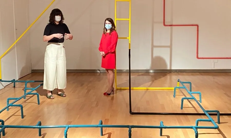 La concejala de Cultura, María Victoria Bermejo, junto a la artista Lara Ruiz, en el Da2