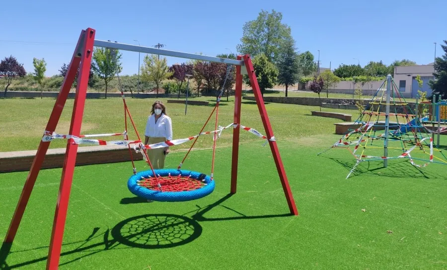 Visita de la concejal Marta Labrador al parque de la zona de Signo XXV