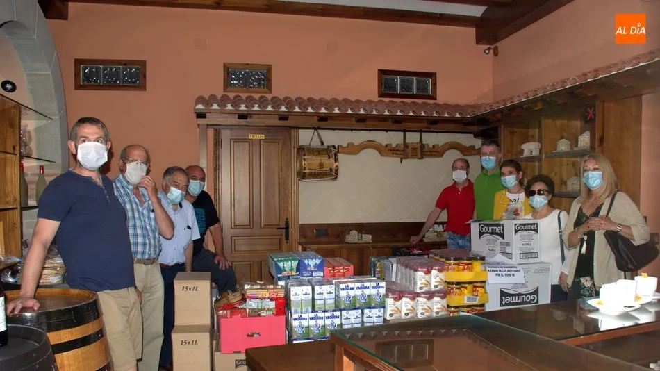 Promotores y colaboradores de la campaña con los alimentos recogidos / E. Corredera