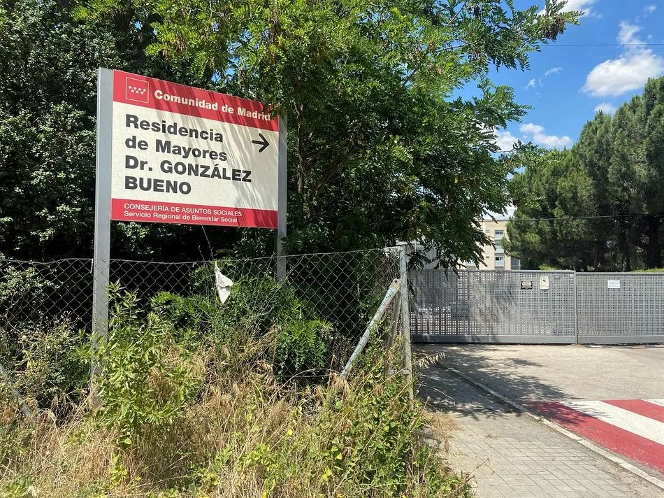 Cartel de entrada de la Residencia Doctor González Bueno, la residencia pública más grande de España, que ha cerrado sus puertas a visitas de familiares al recibir los resultados de las últimas PCR realizadas a los usuarios, que dejan una decena de casos