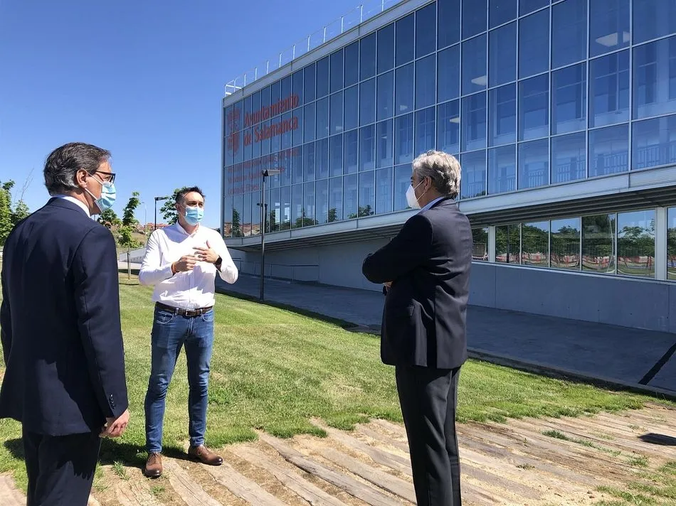 El alcalde, Carlos García Carbayo, visita instalaciones municipales