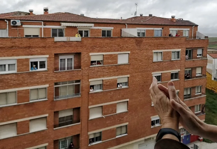 Los aplausos de las 20.00 horas nos llenaron de emoción durante el confinamiento. Foto de Emiliano Cruz Martín