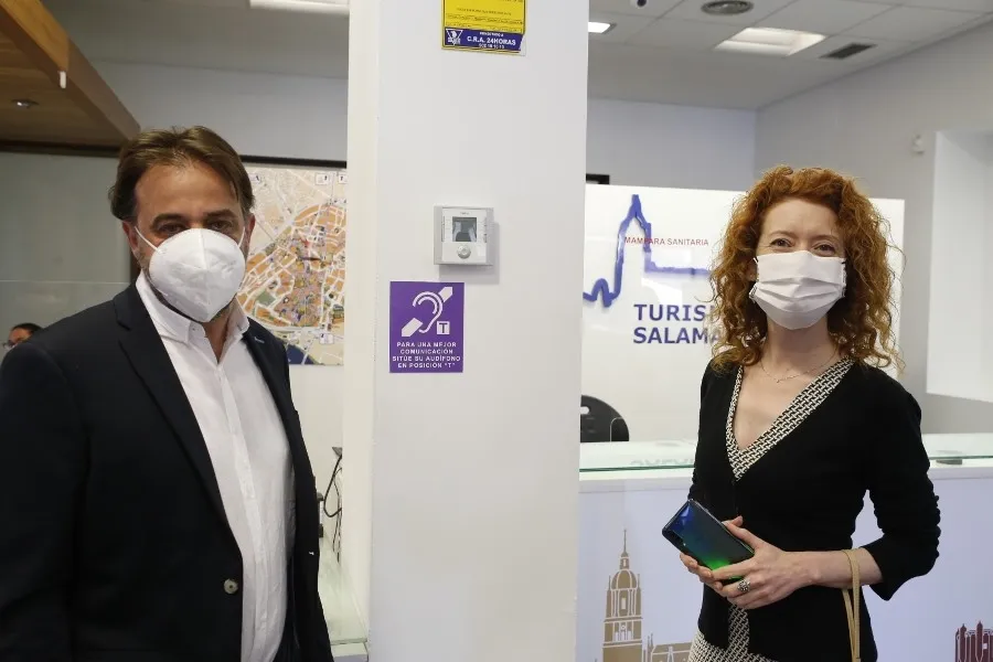 La primera teniente de Alcalde, Ana Suárez, y el concejal de Turismo, Fernando Castaño, en su visita a la Oficina de Información Turística de Salamanca